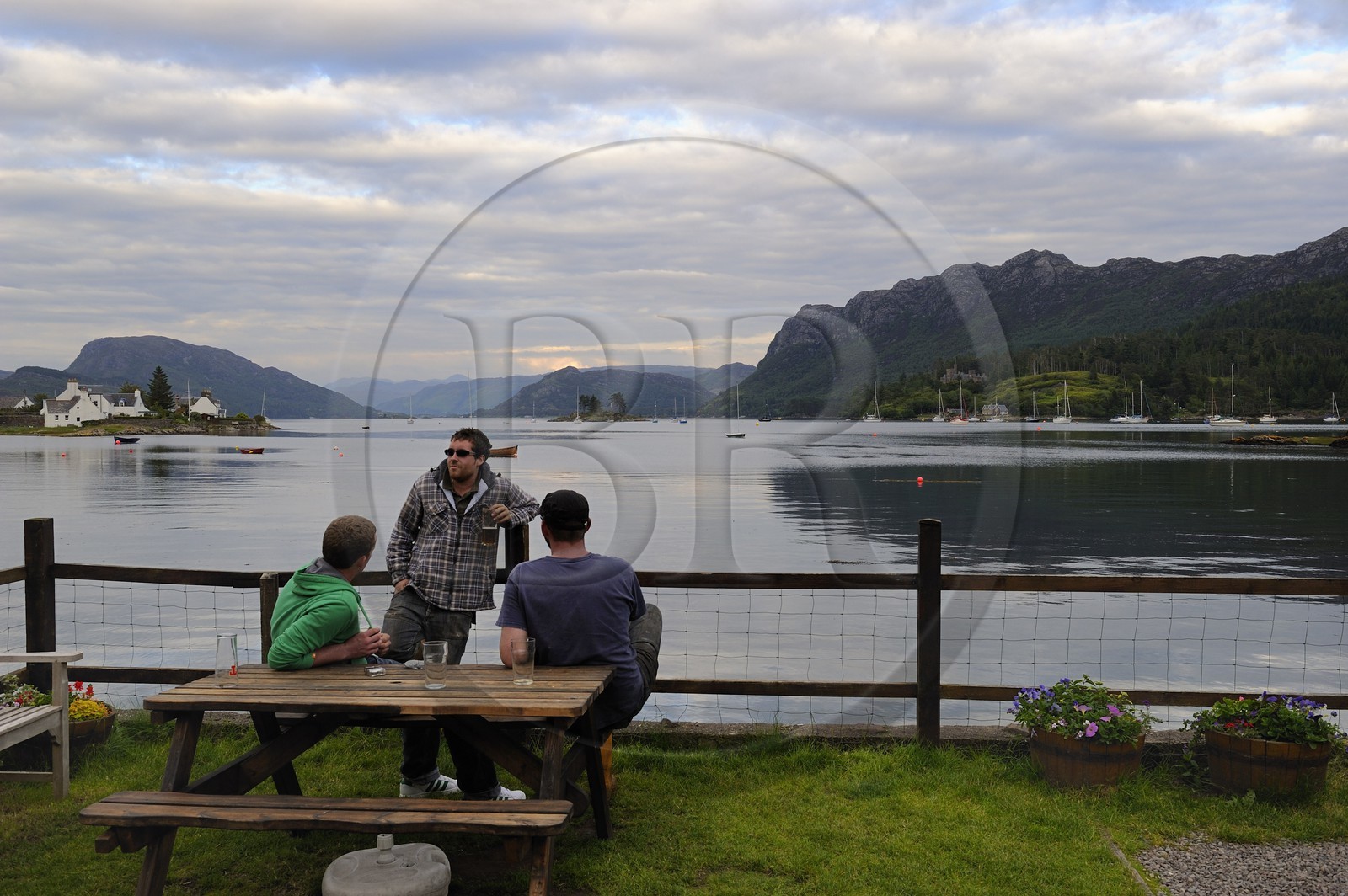 Royaume-Uni, Ecosse, Highland, Plockton, vue sur le Loch Carron depuis la terrasse d'un pub