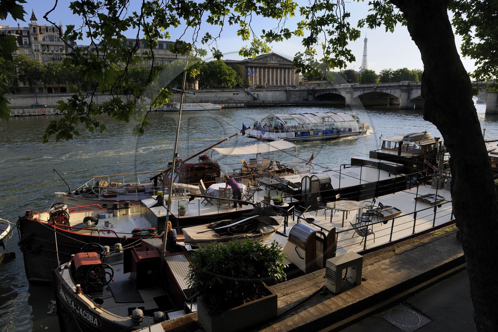 France, Paris (75), les rives de la Seine classées Patrimoine Mondiale de l'UNESCO, péniches au port des Tuileries avec le Palais Bourbon au fond