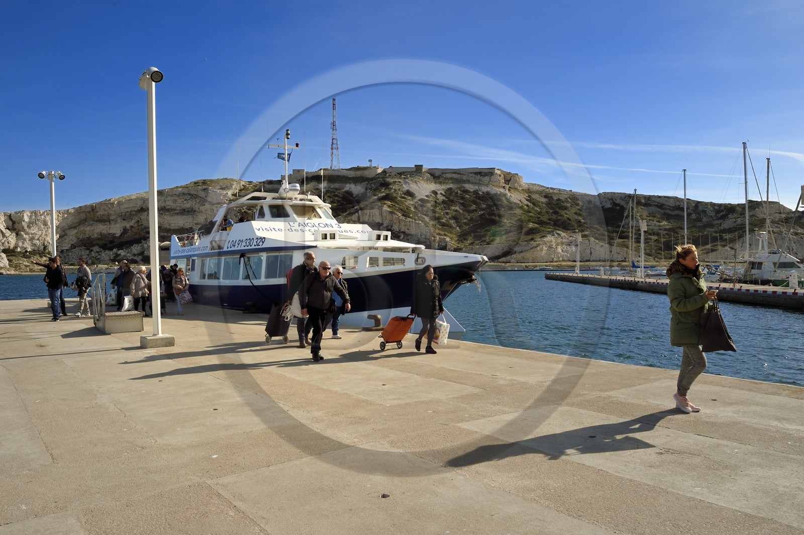 France, Bouches-du-Rhône (13), Marseille, Parc National des Calanques, Archipel des Iles du Frioul, Ile Ratonneau, le port de Frioul, la navette avec le Vieux Port