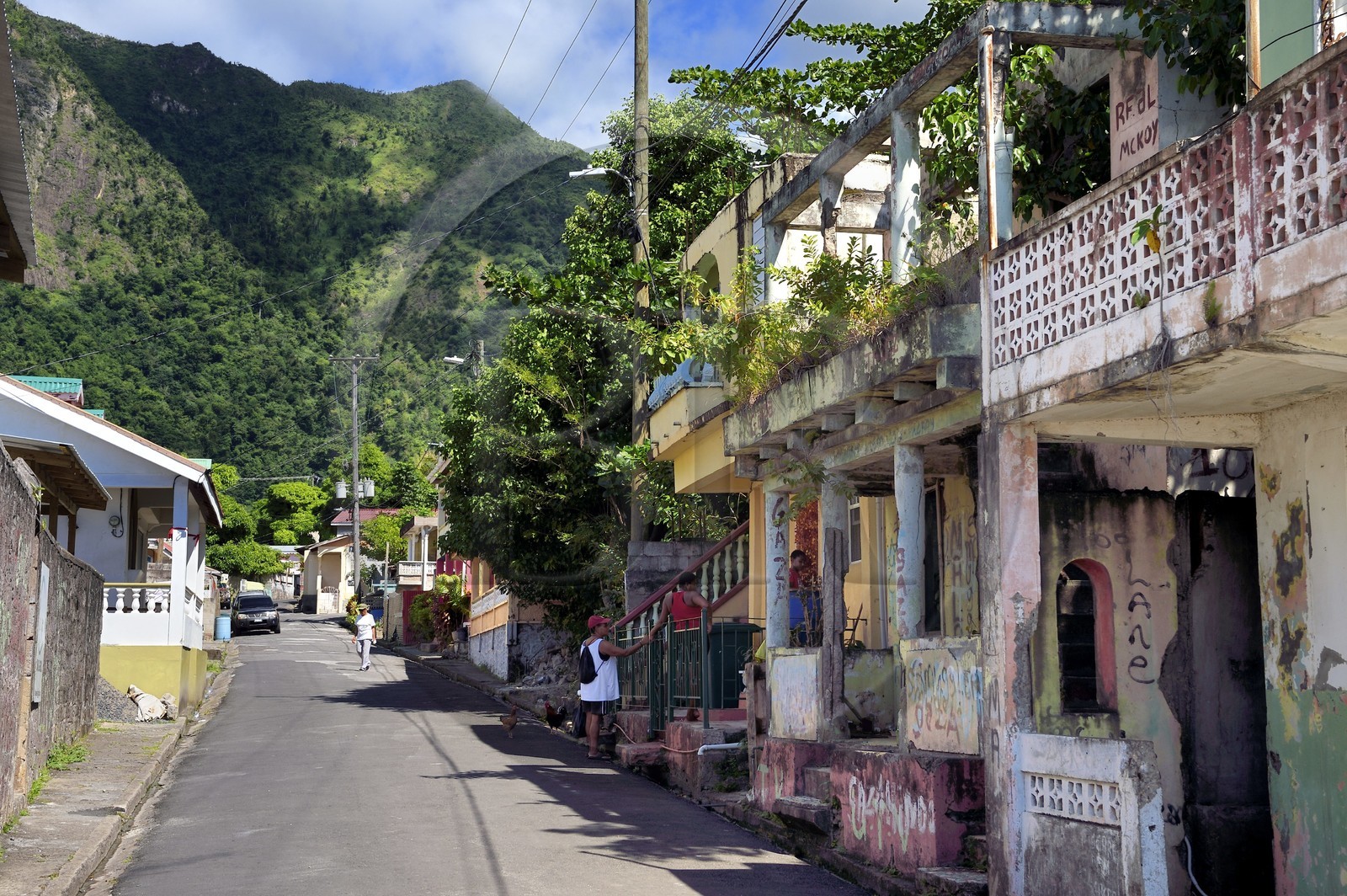 Caraïbes, Ile de la Dominique, baie de Soufrière, dans la rue prinicipale du village de Soufrière