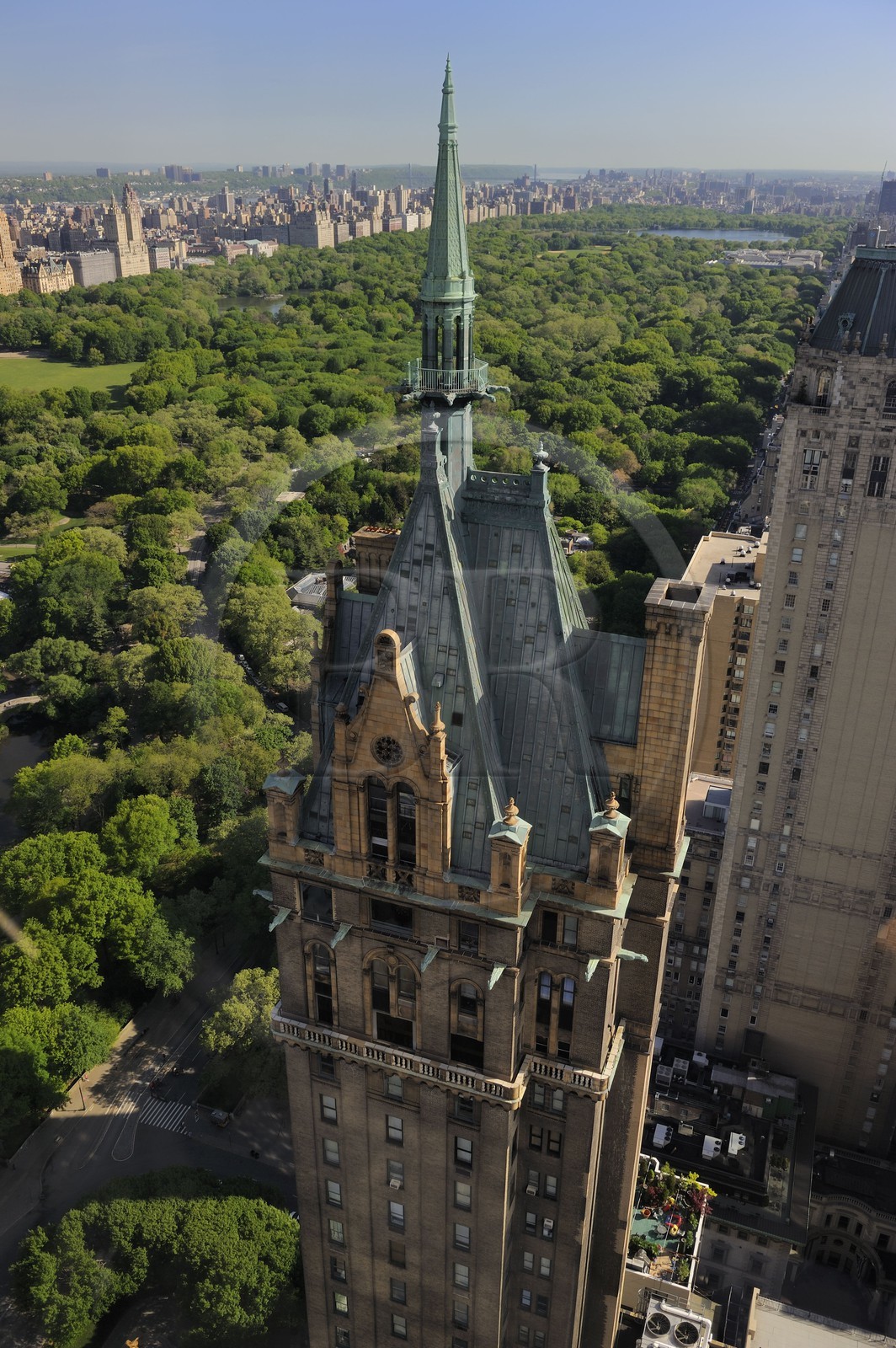 Etats-Unis, New York, Manhattan, Central Park vu depuis l'angle sud-est et le Sherry-Netherland Building au premier plan