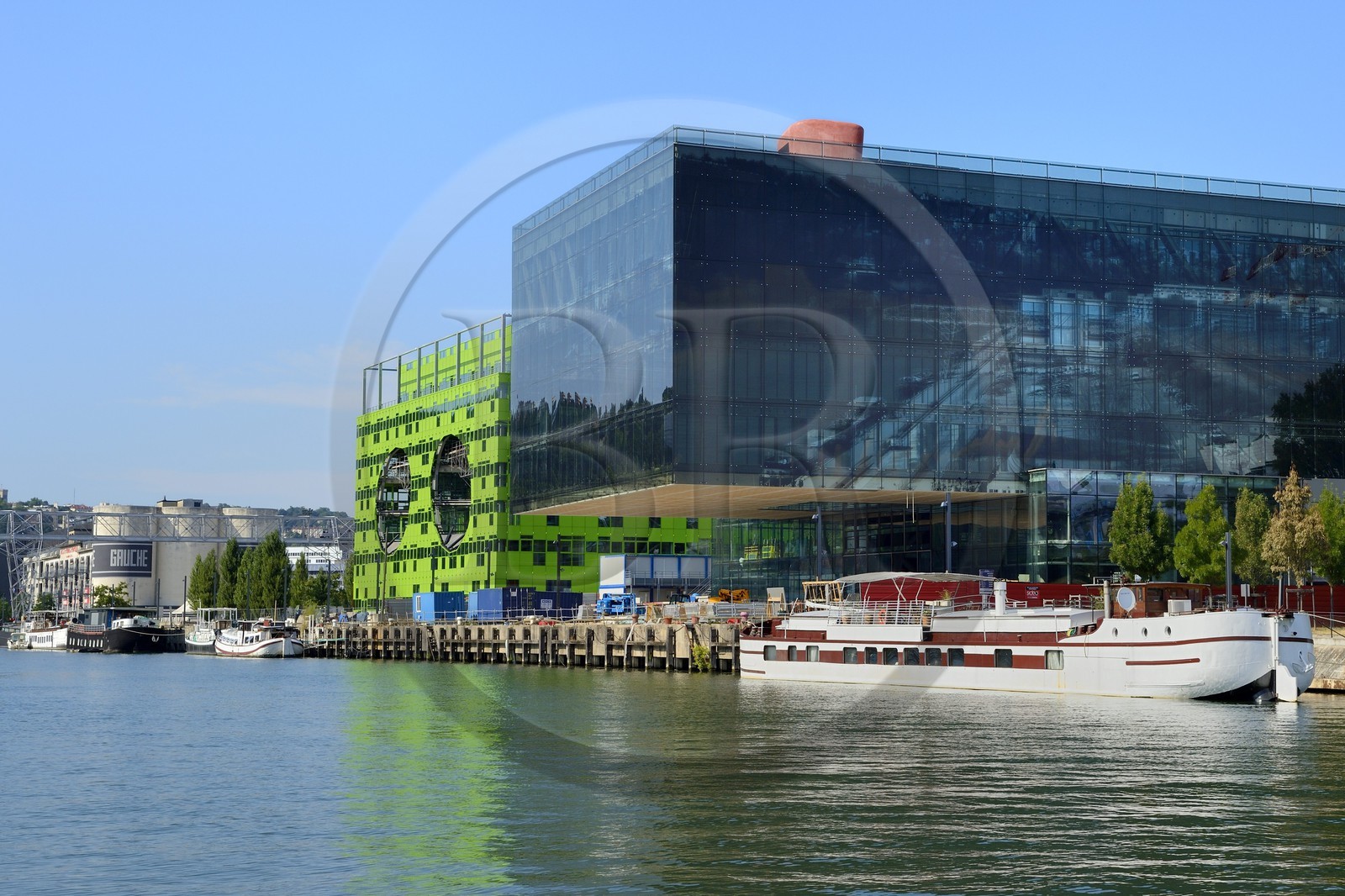 France, Rhône (69), Lyon, nouveau quartier de La Confluence au sud de la Presqu'île, Quai Rambaud, Siège social de GL Events et le batiment vert siège d'Euronews en arrière plan