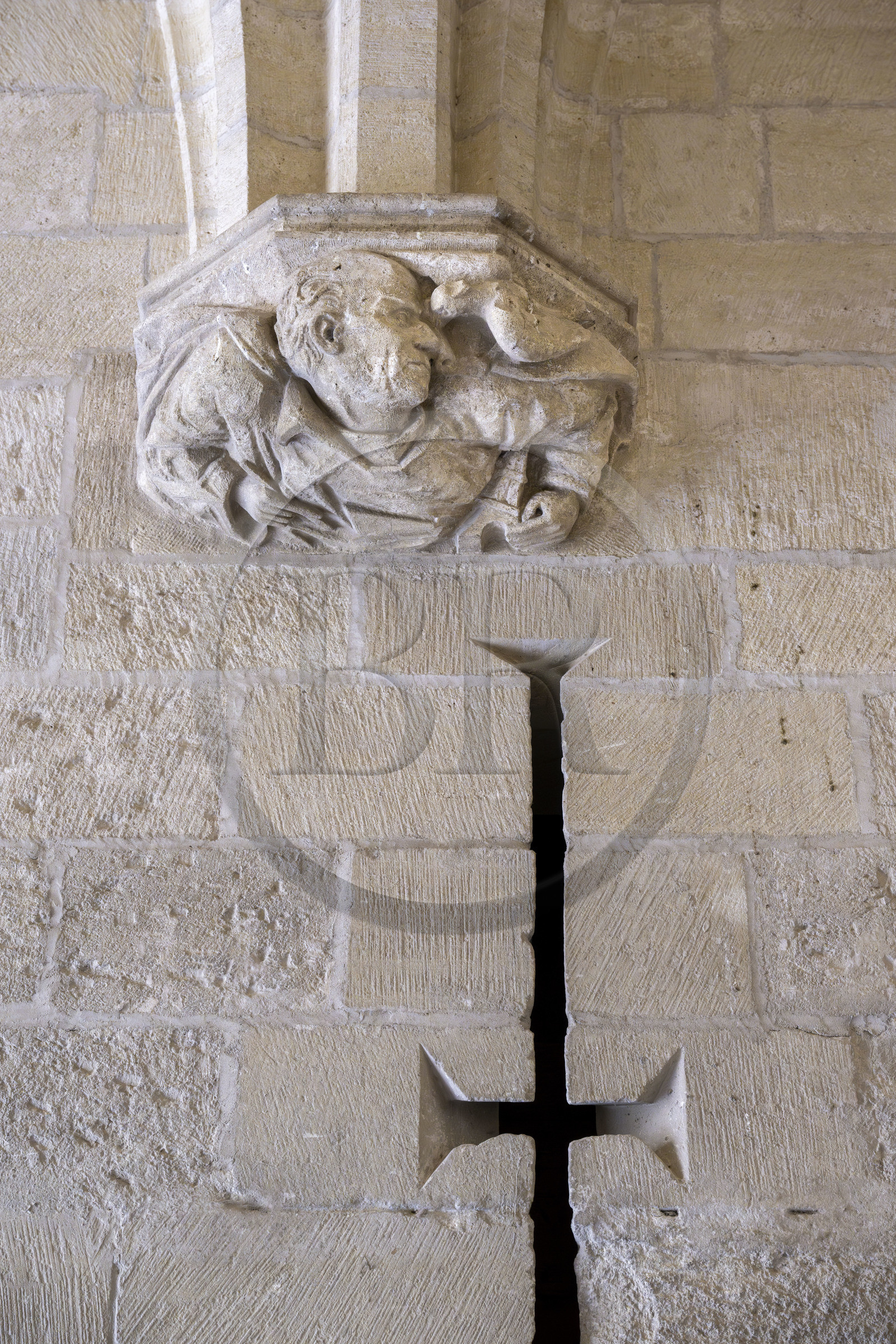 France, Vaucluse (84), Avignon, Palais des Papes classé Patrimoine mondial de l'UNESCO, l'architecte du XXe siècle Jean Sonnier représenté tenant une Tour Eiffel sous un culot à l'entrée du Palais Vieux