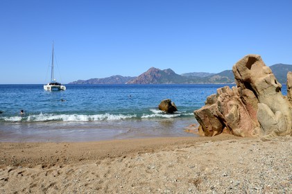 France, Corse-du-Sud (2A), Golfe de Porto, classé Patrimoine Mondial de l'UNESCO, Piana, anse et plage de Ficajola