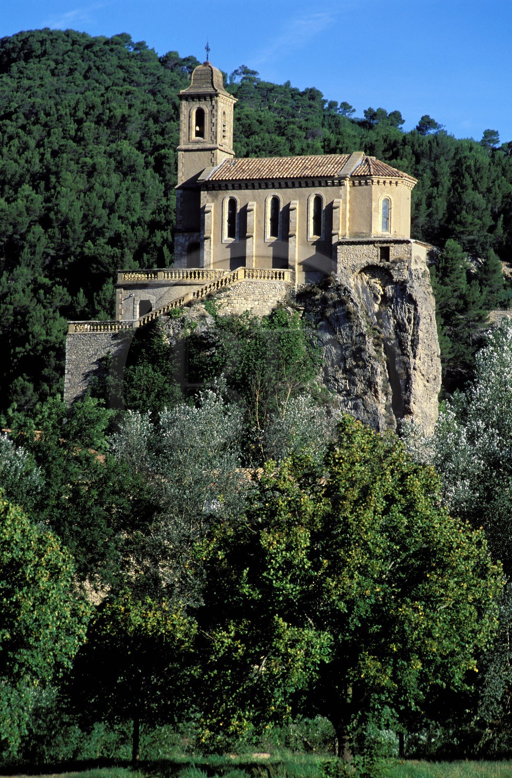 France, Drôme (26), Drôme provençale, Pierrelongue, église perchée dans les Baronnies