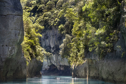 Var (83) rive gauche et Alpes-de-Haute-Provence (04) rive droite, Parc Naturel Régional du Verdon, Basses Gorges du Verdon en aval du lac de Sainte Croix, gorges de Baudinard