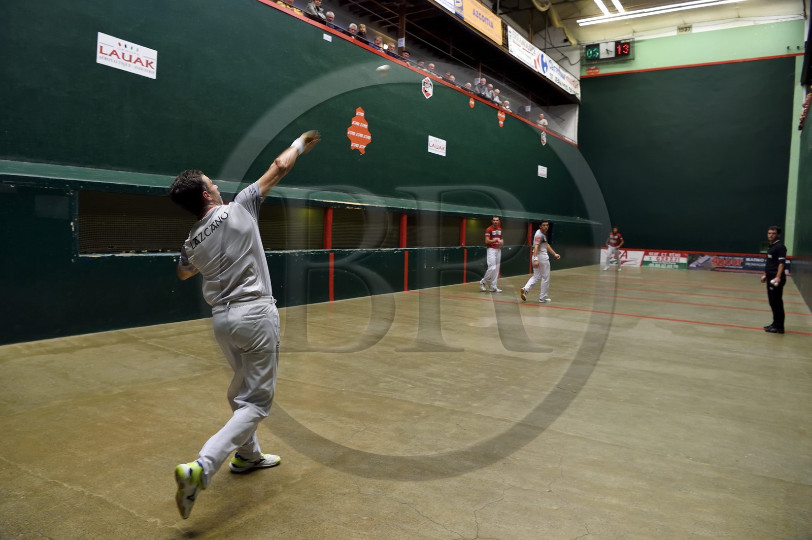 France, Pyrenees Atlantiques, Basque Country, Saint Jean Pied de Port, trinquet Garat, traditional Basque pelota party with bare hand for the Chasseurs (hunters) Cup