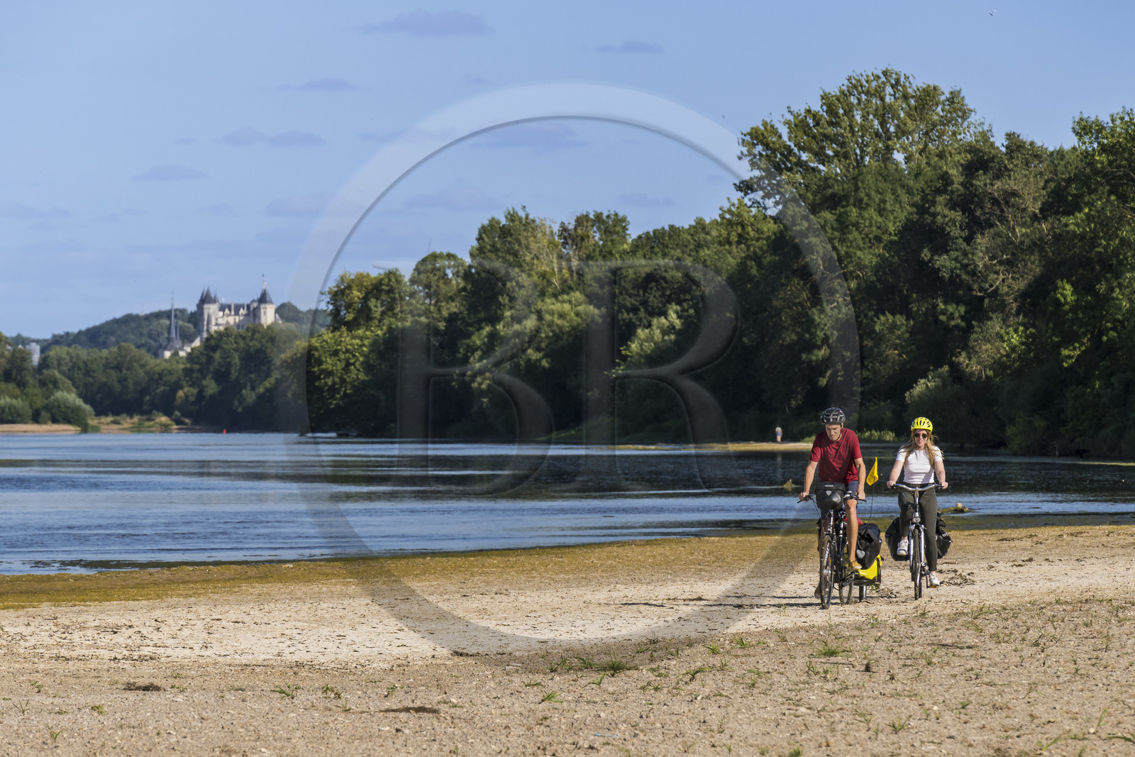 France, Maine-et-Loire (49), vallée de la Loire classée au Patrimoine Mondial par l'UNESCO, Saumur vers Saint-Hilaire, bancs de sable formant des îles sur la Loire et le chateau de Saumur en arrière plan, randonnée à bicyclette sur les berges de la Loire, vélo avec une remorque transportant le matériel de camping