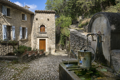 France, Drôme (26), parc naturel régional des Baronnies provençales, Montbrun-les-Bains, labellisé Les Plus Beaux Villages de France, fontaine sur la placette devant l'église