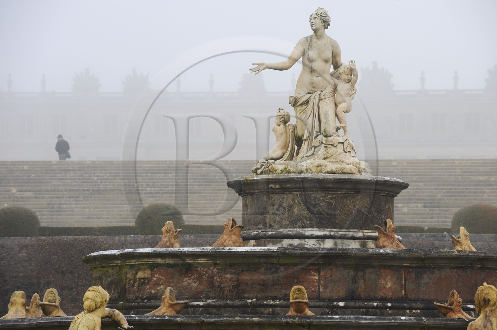 France, Yvelines (78), parc du château de Versailles, classé Patrimoine Mondial de l'UNESCO, statue de le Bassin de Latone dans la brume hivernale