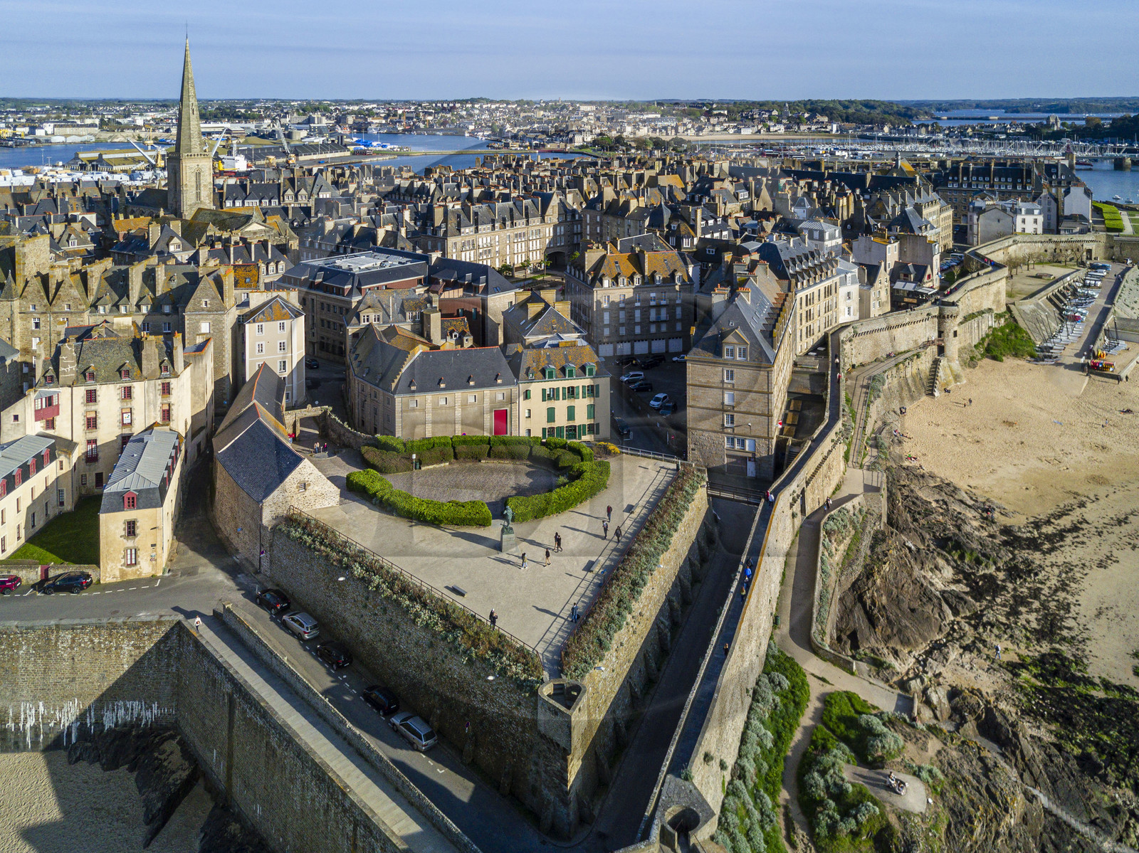 France, Ille-et-Vilaine (35), Côte d'Emeraude, Saint-Malo, la ville fortifiée et les remparts du jardin de la place du Québec au premier plan (vue aérienne)