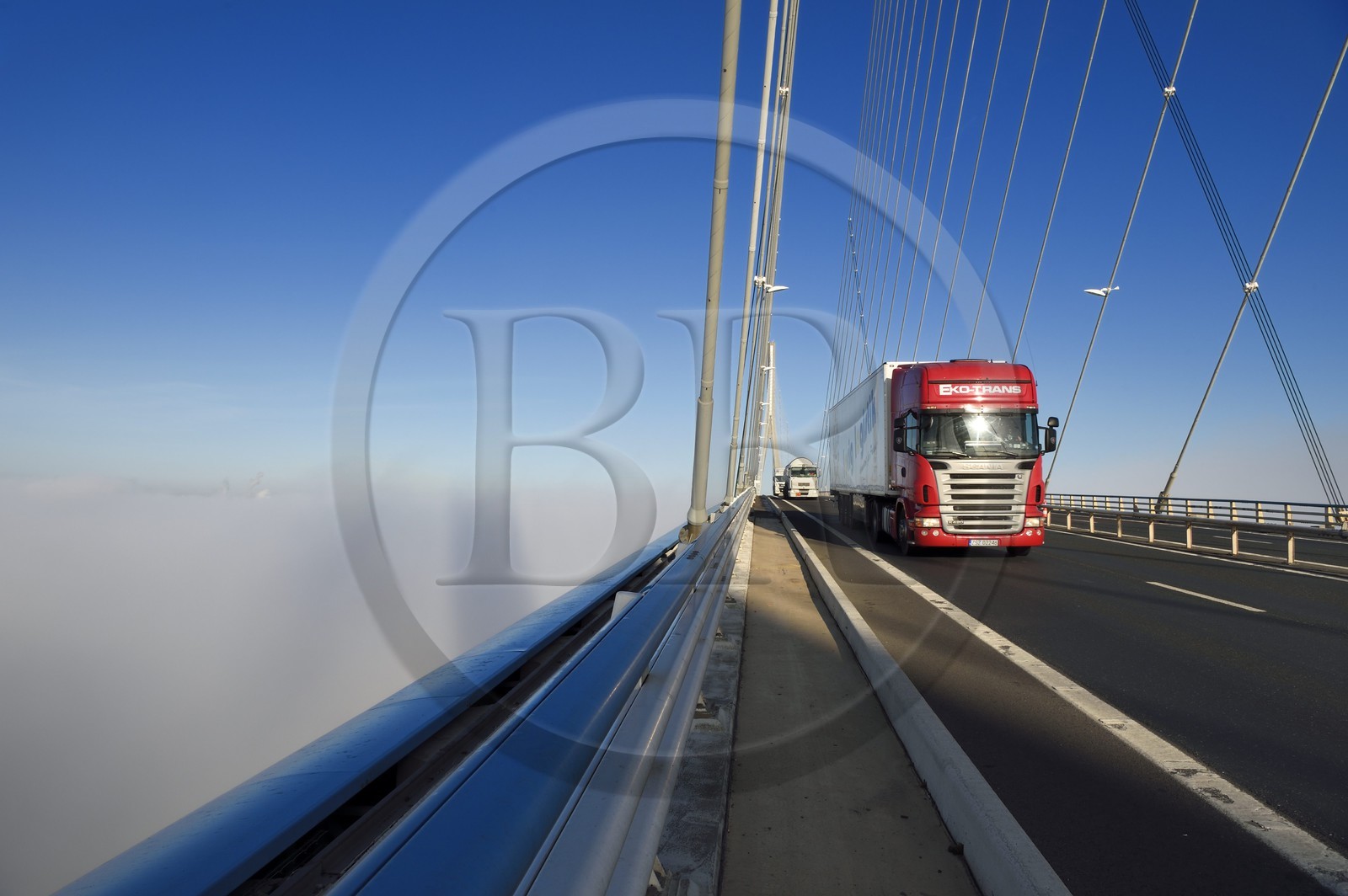 France, entre Calvados (14) et Seine-Maritime (76), le Pont de Normandie enjambe la Seine dans le brouillard