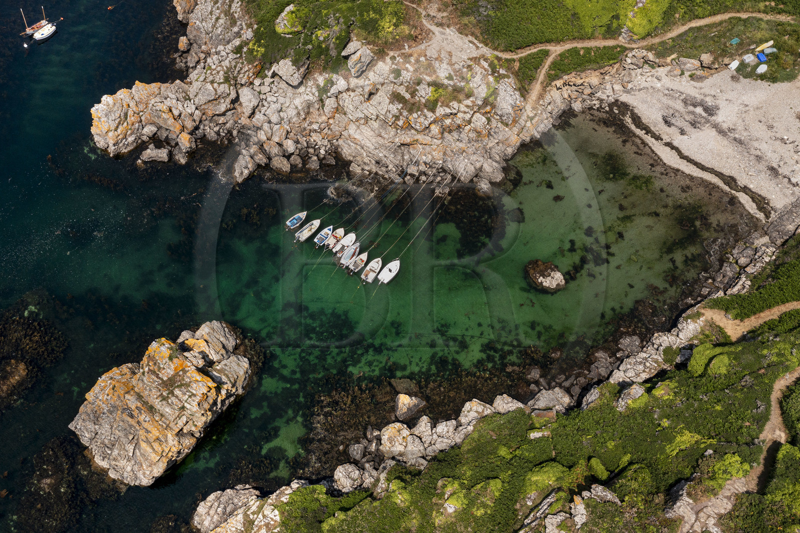 France, Morbihan (56), Ile de Groix, Port Saint-Nicolas sur la côte Sud (vue aérienne)