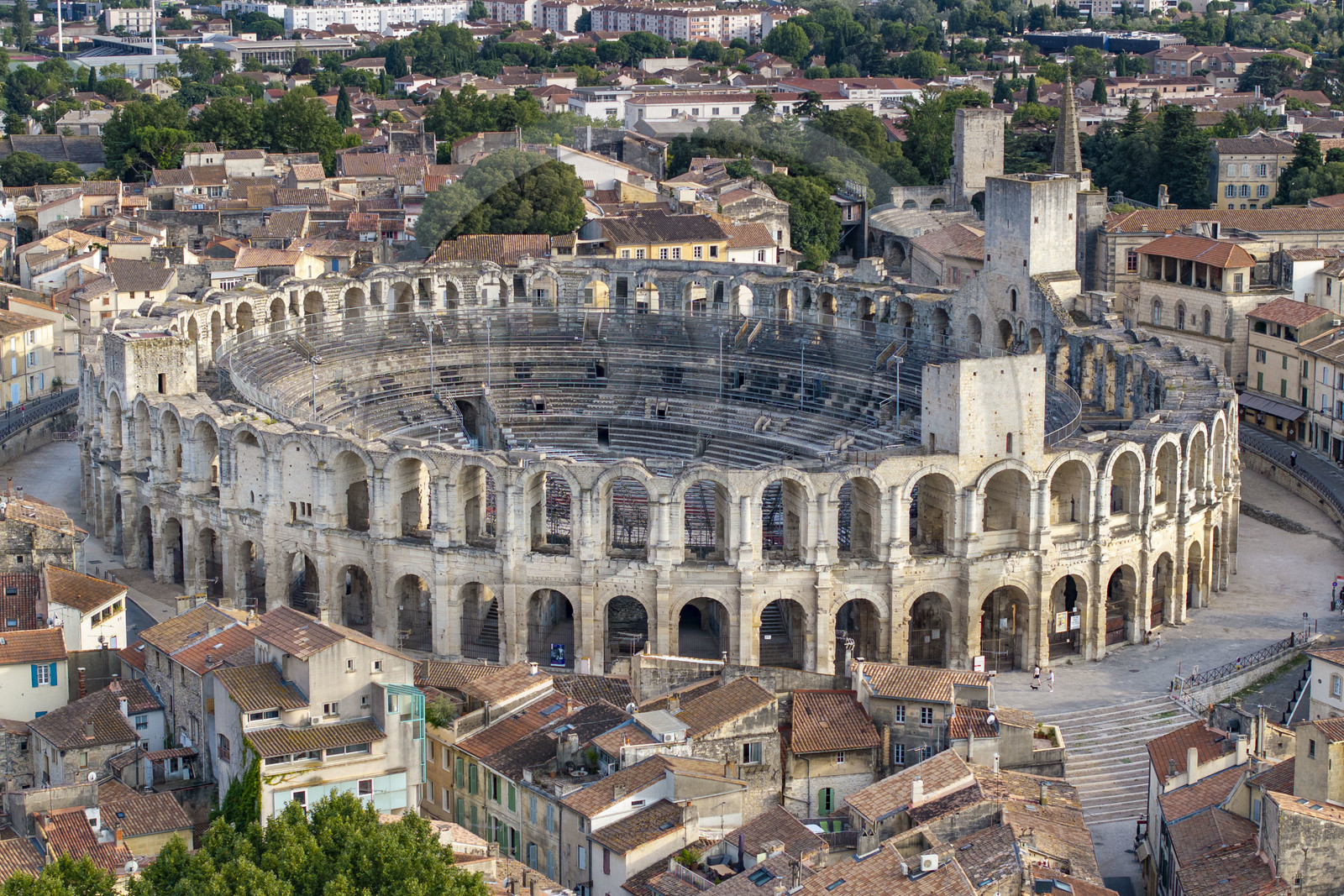 France, Bouches-du-Rhône (13), Arles, les Arènes, amphithéatre romain construit vers 80-90 apr. J.-C., classé Patrimoine Mondial de l'UNESCO, au coeur de la vieille ville (vue aérienne)