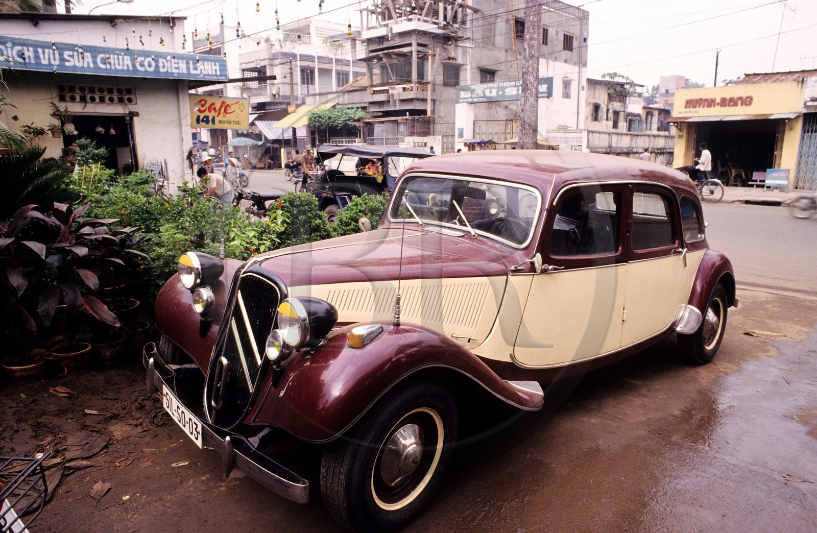 Vietnam, Ho Chi Minh Ville, Cholon, vieille traction-avant Citroën roulant toujours datant du temps des français