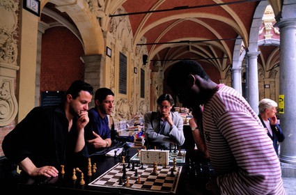 France, Nord (59), Lille, partie d'échecs dans l'ancienne cour intérieure de l'ancienne Bourse