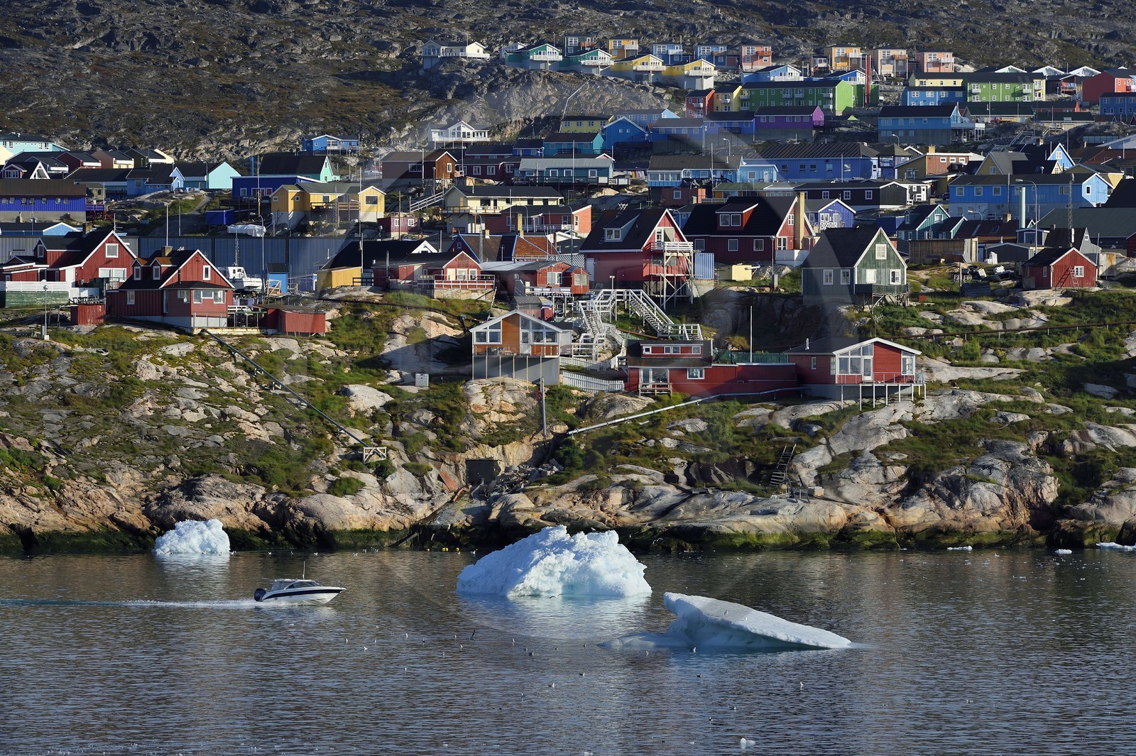 Groenland, cote ouest, baie de Disko, hors-bord devant Ilulissat