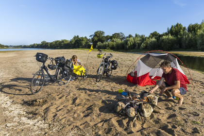 France, Maine-et-Loire (49), vallée de la Loire classée au Patrimoine Mondial par l'UNESCO, Saumur vers Saint-Hilaire, randonnée à bicyclette le long des berges de la Loire, installation du campement pour la nuit sur un des bancs de sable formant des îles sur la Loire
