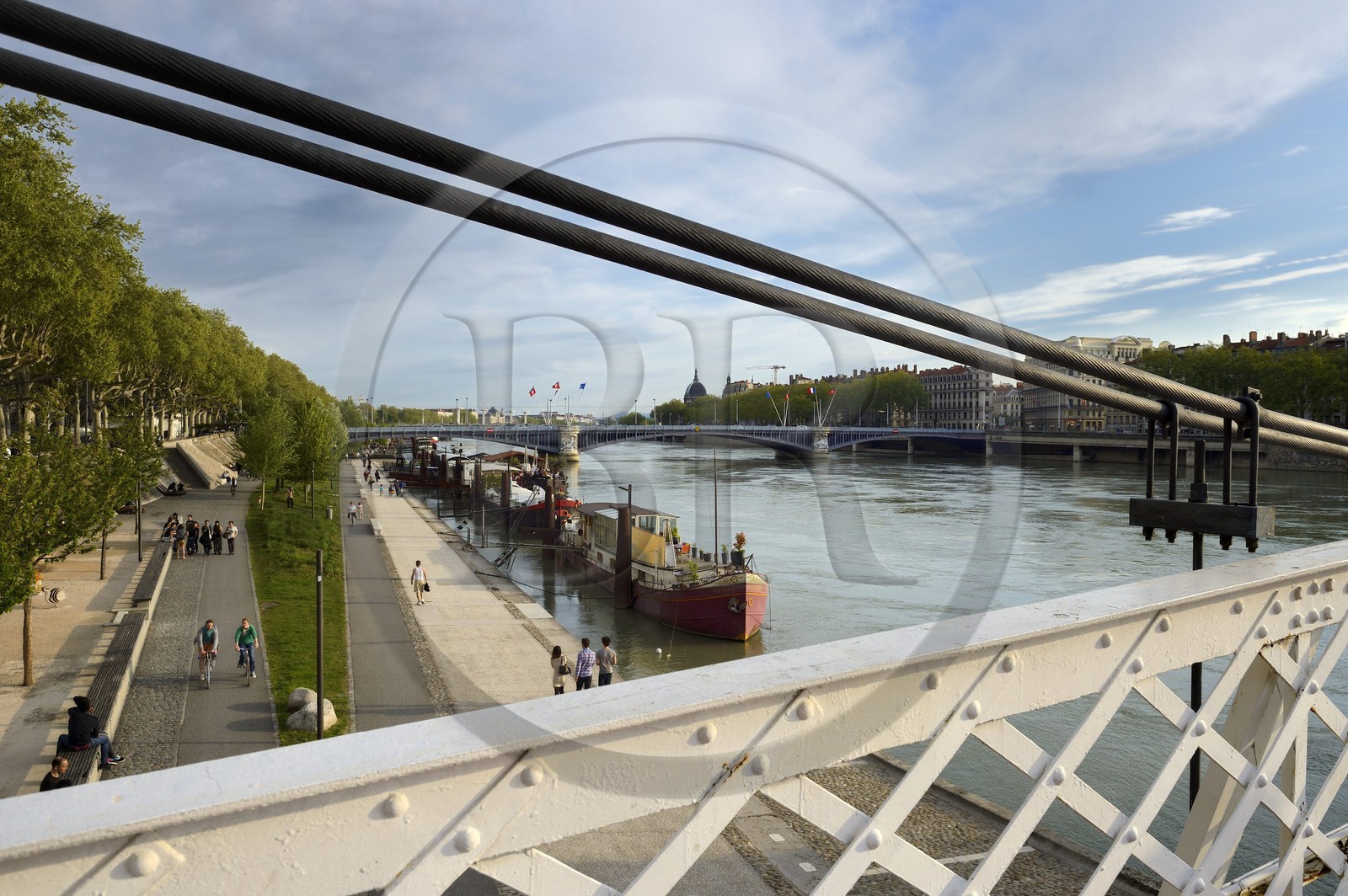 France, Rhône (69), Lyon, les berges du Rhône, quai Général Sarrail depuis la passerelle du Collège