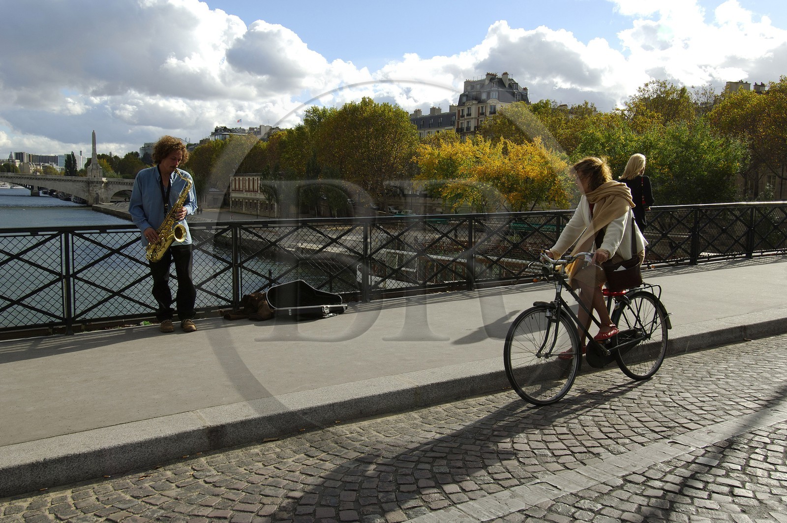 France, Paris (75), joueur de saxophone sur le pont de l'Archev