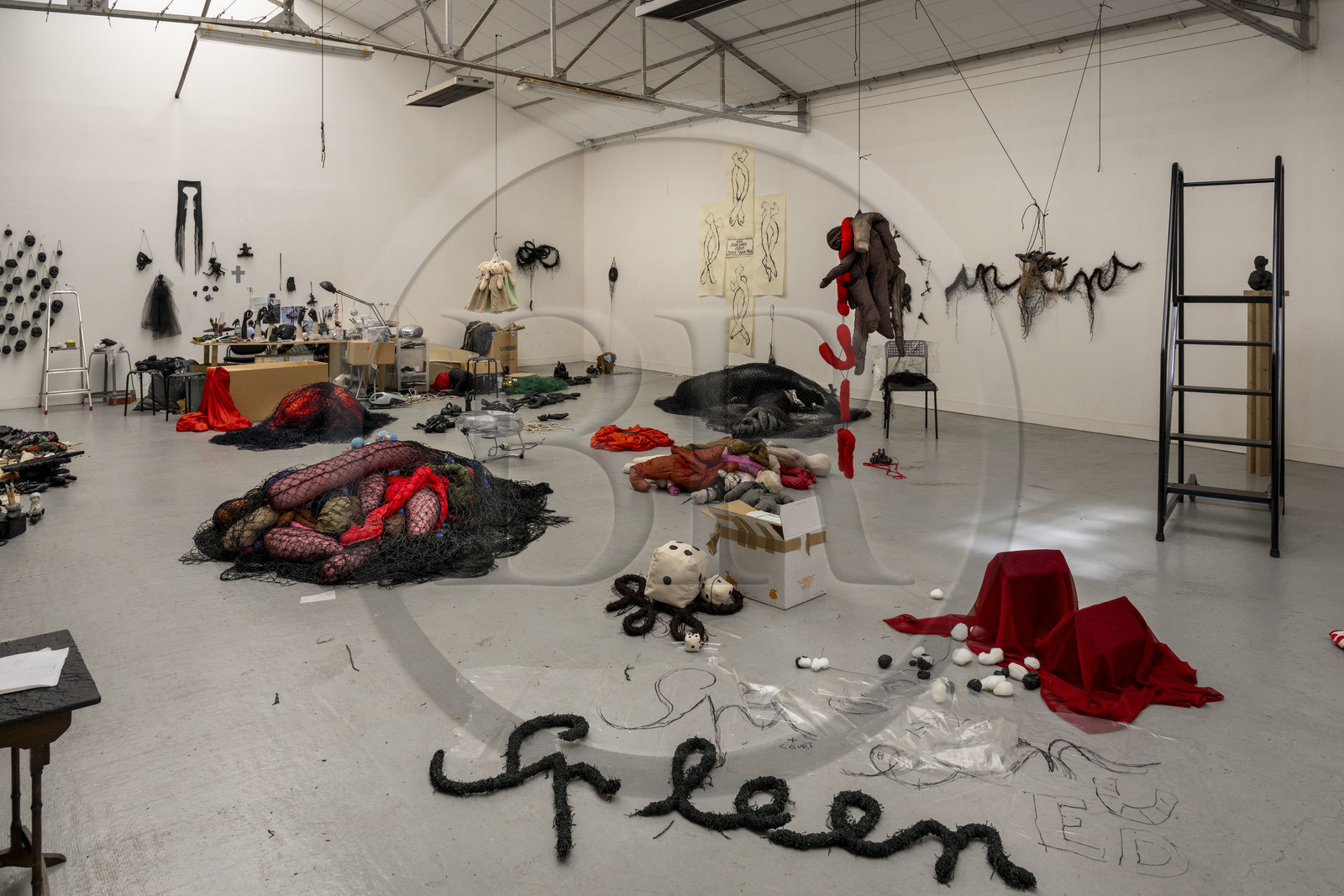 France, Hauts-de-Seine (92), Malakoff, oeuvres en cours dans l'atelier de l'artiste Annette Messager