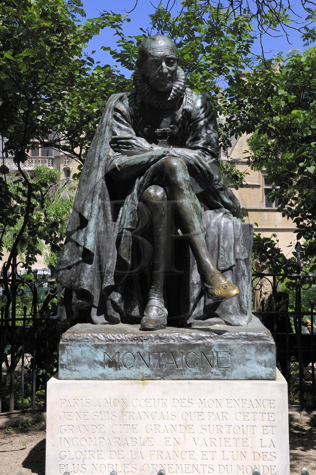 France, Paris (75), statue de Montaigne dans la rue des écoles