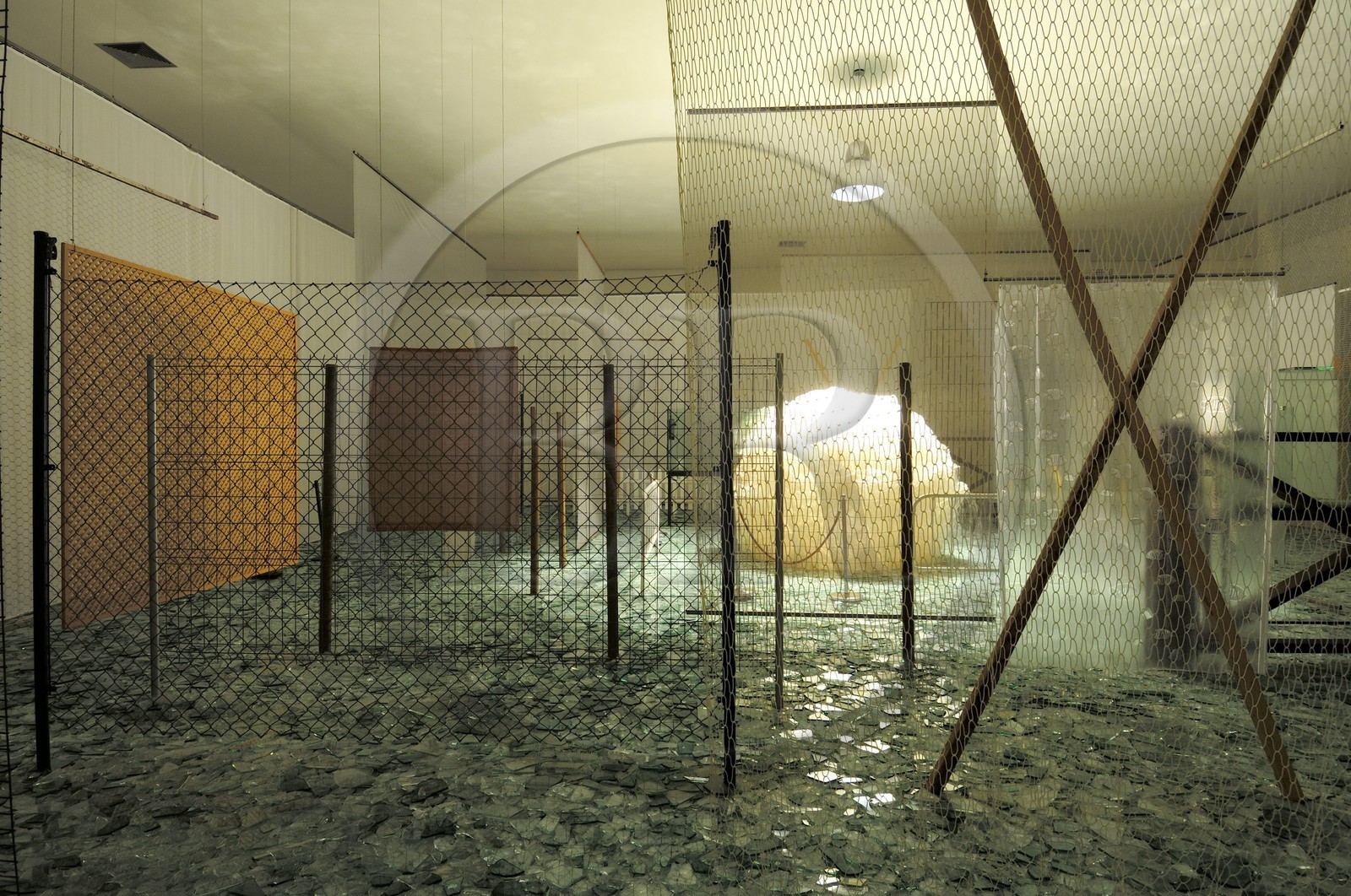 Brésil, Etat du Minas Gerais, région de Belo Horizonte, Brumadinho, centre d'art contemporain Inhotim, Galeria Cildo Meireles, Através (1983) de Cildo Meireles