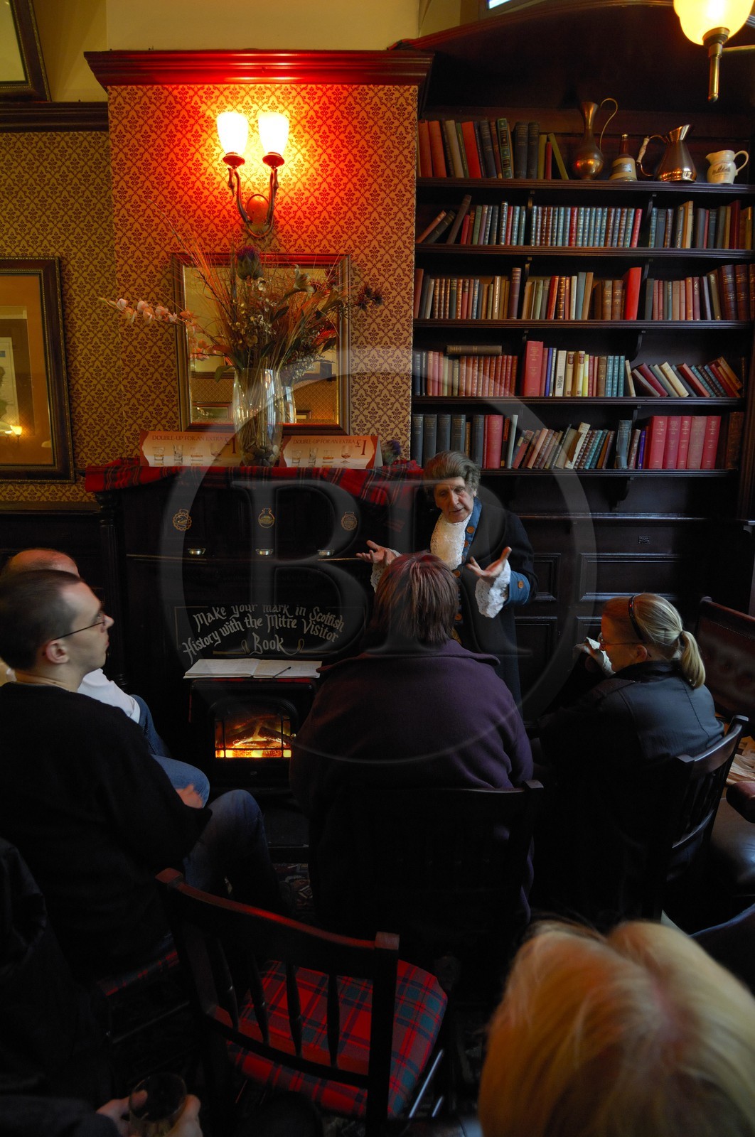 Royaume-Uni, Ecosse, Edimbourg, conteur habillé à l' ancienne dans le pub Mitre sur le Royal Mile