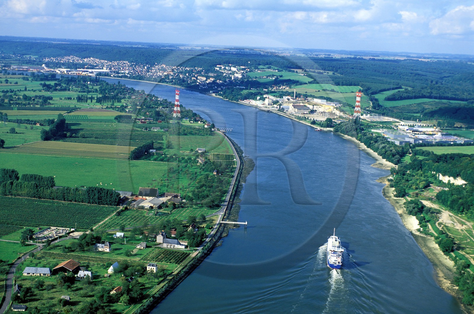 France, Seine-Maritime (76), cargo descendant la Seine vers Brotonne, (vue aérienne)