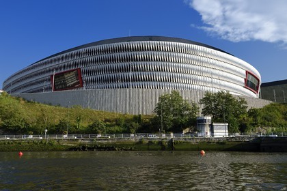 Espagne, Pays basque espagnol, Biscaye, Bilbao, le Stade San Mamés (2013) par l'architecte Norman Foster en bordure du Ria de Bilbao