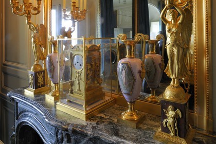 France, Yvelines (78), château de Versailles, classé Patrimoine Mondial de l'UNESCO, le domaine de Marie-Antoinette, le Petit Trianon, chambre de l'impératrice et de la duchesse d'Orléans