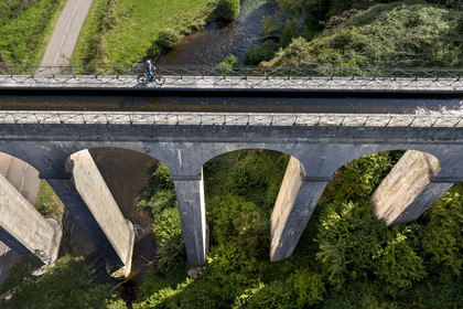 France, Nièvre (58), Parc naturel régional du Morvan, Montreuillon, pont aqueduc de Montreuillon construit en 1841, haut de 33 m et long de 152 m avec 13 arches larges de 8 m, le long de la Rigole d’Yonne qui puise les eaux de l'Yonne au lac de Pannecière et alimente le canal du Nivernais (vue aérienne)