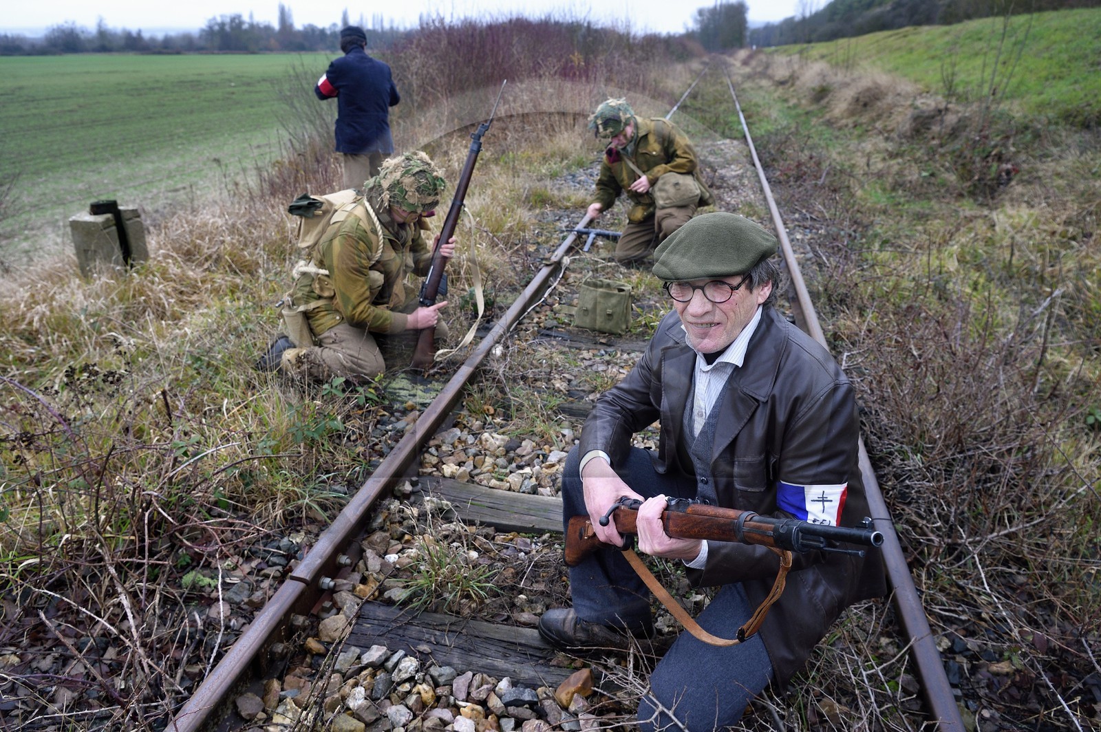 France, Eure (27), Cocherel, Allied Reconstitution Group (association de reconstitution historique de la 2éme Guerre Mondiale US et Maquis), reconstitueurs jouant le rôle de soldats britaniques s'apprétant à saboter une voie de chemin de fer à l'aide d'un explosif plastic sous la vigilance de maquisards des Forces françaises de l'intérieur (FFI)