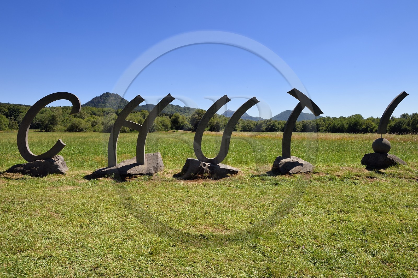 France, Puy-de-Dôme (63), Saint-Ours-les-Roches, hameau de Beauregard, Parc naturel régional des Volcans d'Auvergne, Chut !, sculpture de l'artiste Thierry Courtadon, en arrière plan le volcan le Puy Chopine à gauche et le Puy de Dome à droite