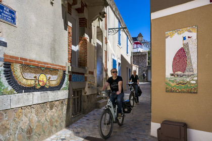 France, Vendée (85), Les-Sables-d'Olonne, quartier de l'île Penotte, ruelles piétonnes aux façades ornées de mosaïques de coquillages (avant utilisation demander l'autoristaion à L'ADAGP www.adagp.fr)