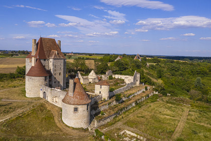 France, Allier (03), ancienne province du Bourbonnais, Besson, chateau de Fourchaud chateau de Fourchaud (XIVe siècle au XVIe siècle) appartenant aujourd'hui aux descendants des Bourbon-Parme (vue aérienne)