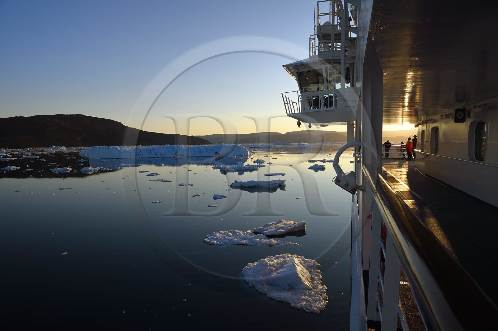 Groenland, cote ouest, baie de Disko, le bateau de croisière MS Fram de la compagnie Hurtigruten progresse entre les icebergs de la baie de Quervain