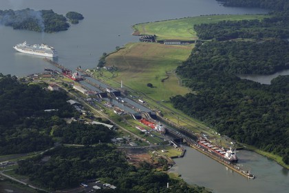 Panama, province de Colon, Canal de Panama, écluses de Gatun, cargo Panamax passant les écluses, un bateau de croisière sur le lac Gatun en arrière plan (vue aérienne)