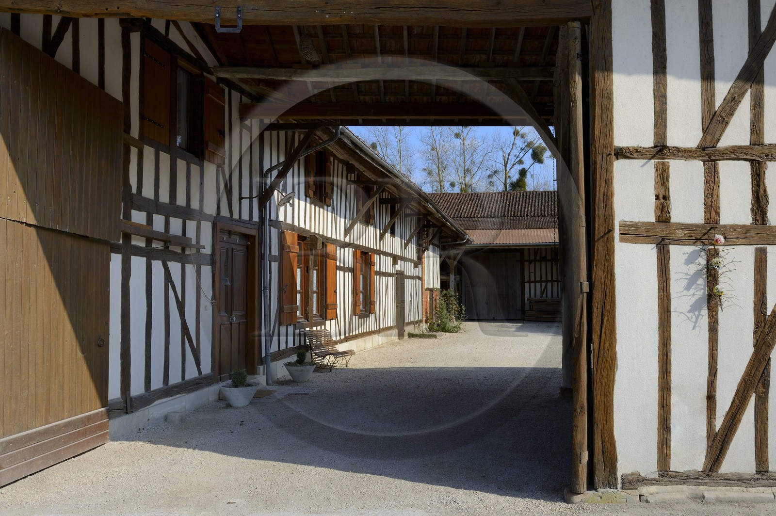 France, Marne (51), village de Saint-Amand-sur-Fion, cour intérieurs d'une ferme à pan de bois rue du Pont de l'Eglise