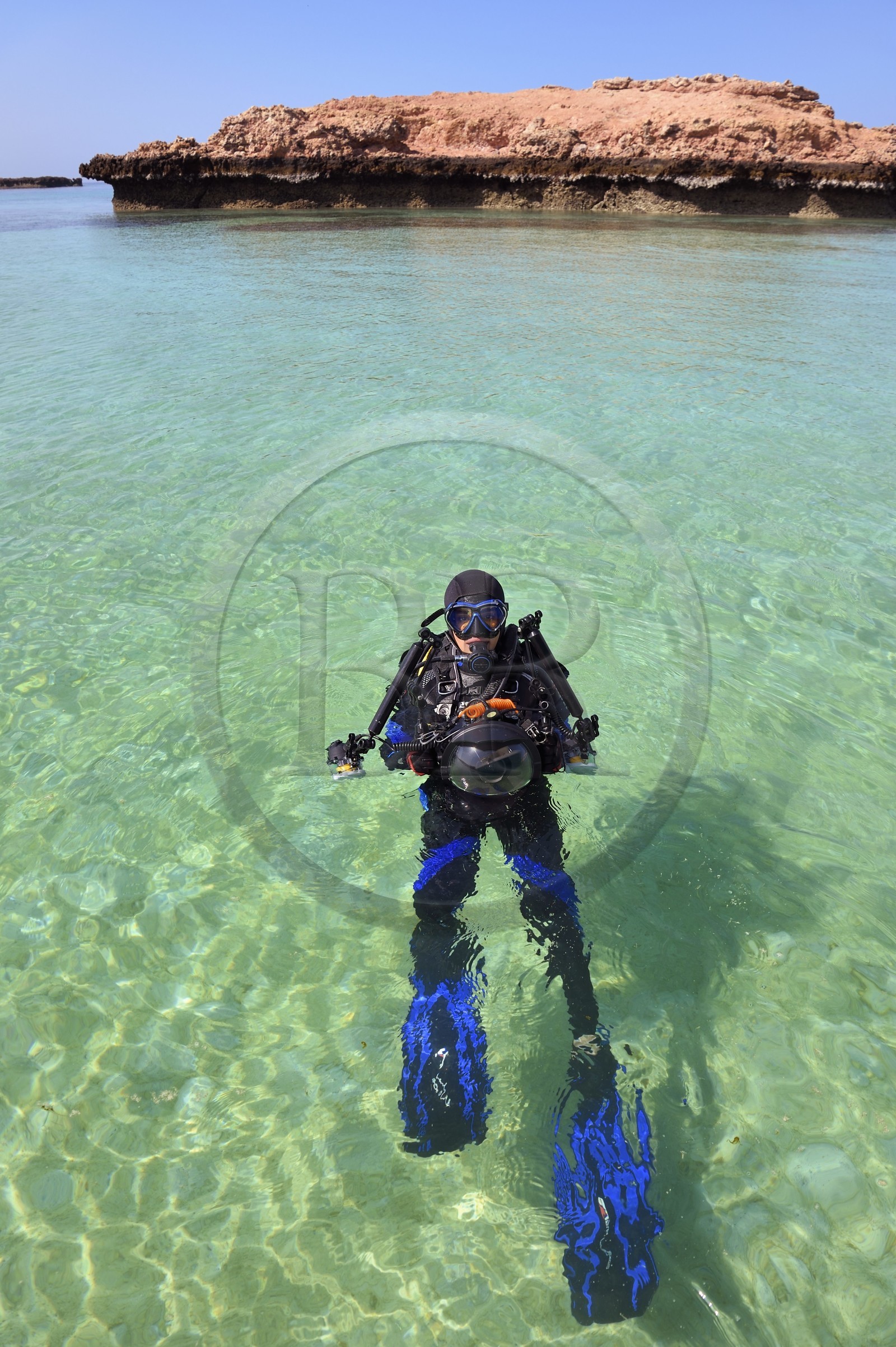 Sultanat d'Oman, gouvernorat de Mascate, réserve naturelle des Iles Daymaniyat, la photographe-plongeuse Maisa Al Hooti