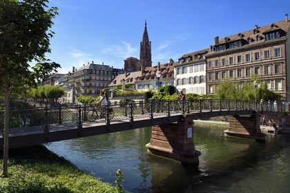 France, Bas-Rhin (67), Strasbourg, vieille ville classée Patrimoine Mondial de l'UNESCO, les bords de l'Ill face au quai des Bateliers, la cathédrale et la Passerelle de l'Abreuvoir