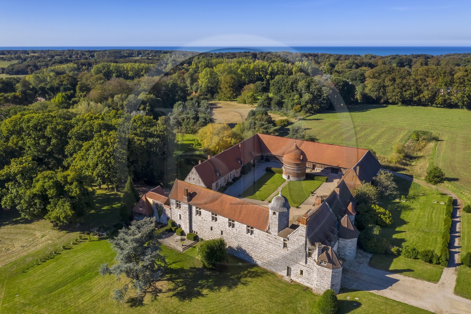 France, Seine-Maritime (76), Côte d'Albatre, Pays de Caux, Varengeville-sur-Mer, le Manoir d'Ango et son colombier (vue aérienne)