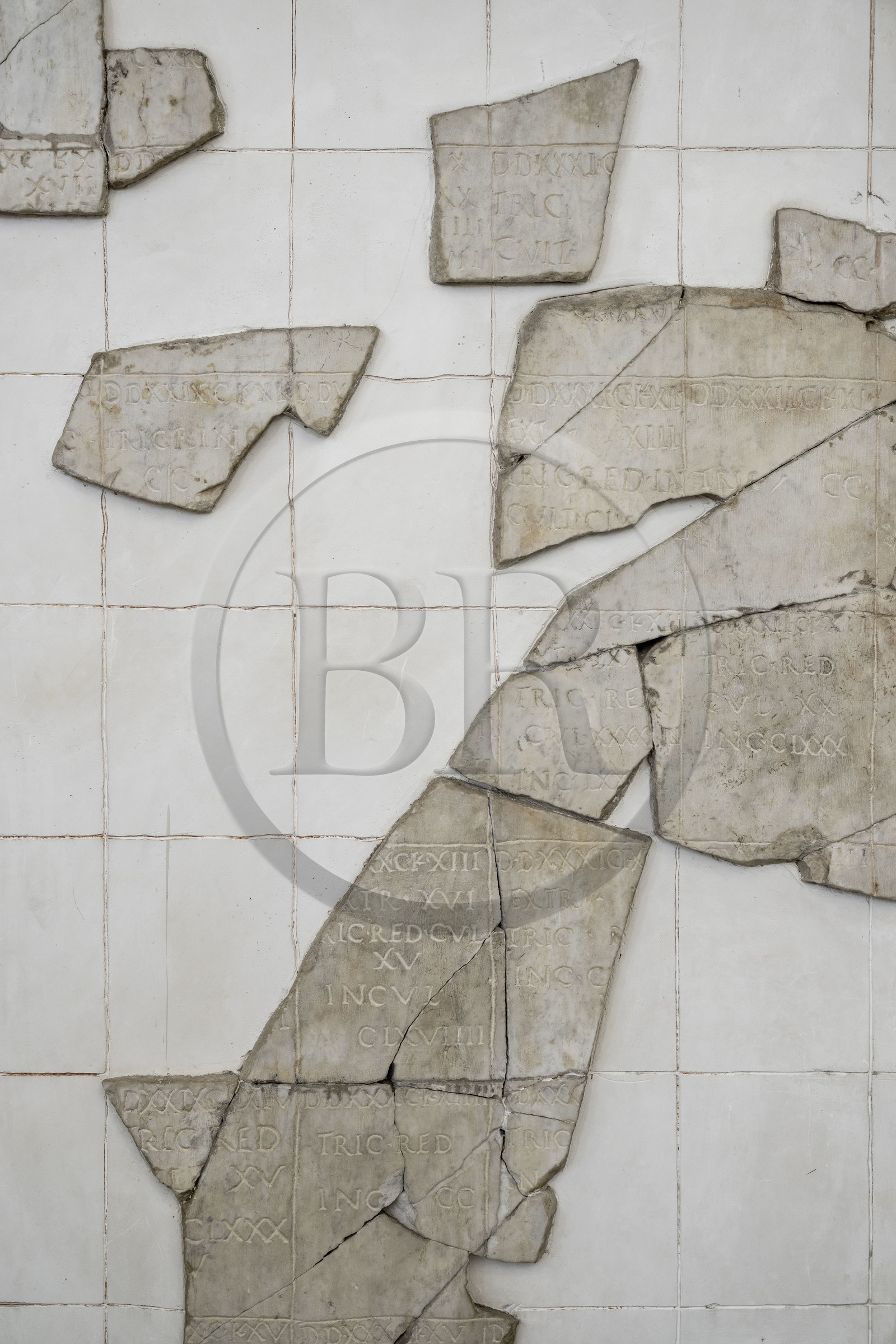 France, Vaucluse (84), Orange, le musée municipal d'art et d'histoire, fragments d’un des trois plans du cadastre d'Orange, outil de gestion fiscale gravé dans le marbre et constitué par decision de l'empereur Vespasien pour être affiché sur le Forum