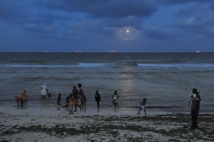 Tanzanie, Dar es-Salaam, il y a encore foule à Coco Beach à la tombée de la nuit le dimanche