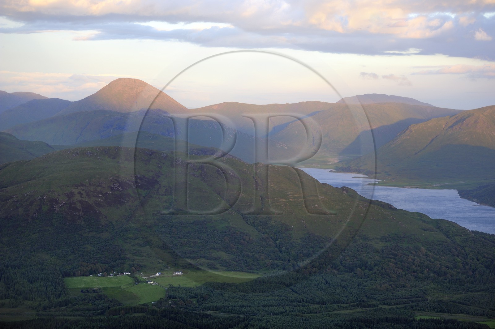 Royaume-Uni, Ecosse, Highland, Hébrides intérieures, Ile de Mull, le Loch Ba et les montagnes du sud de l'île (vue aérienne)