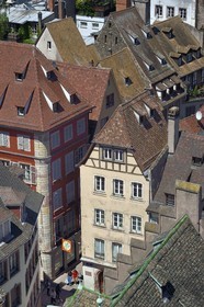 France, Bas-Rhin (67), Strasbourg, vieille ville classée au Patrimoine Mondial de l'UNESCO, angle rue des Orfèvres et rue des Hallebardes derrière la place de la cathédrale
