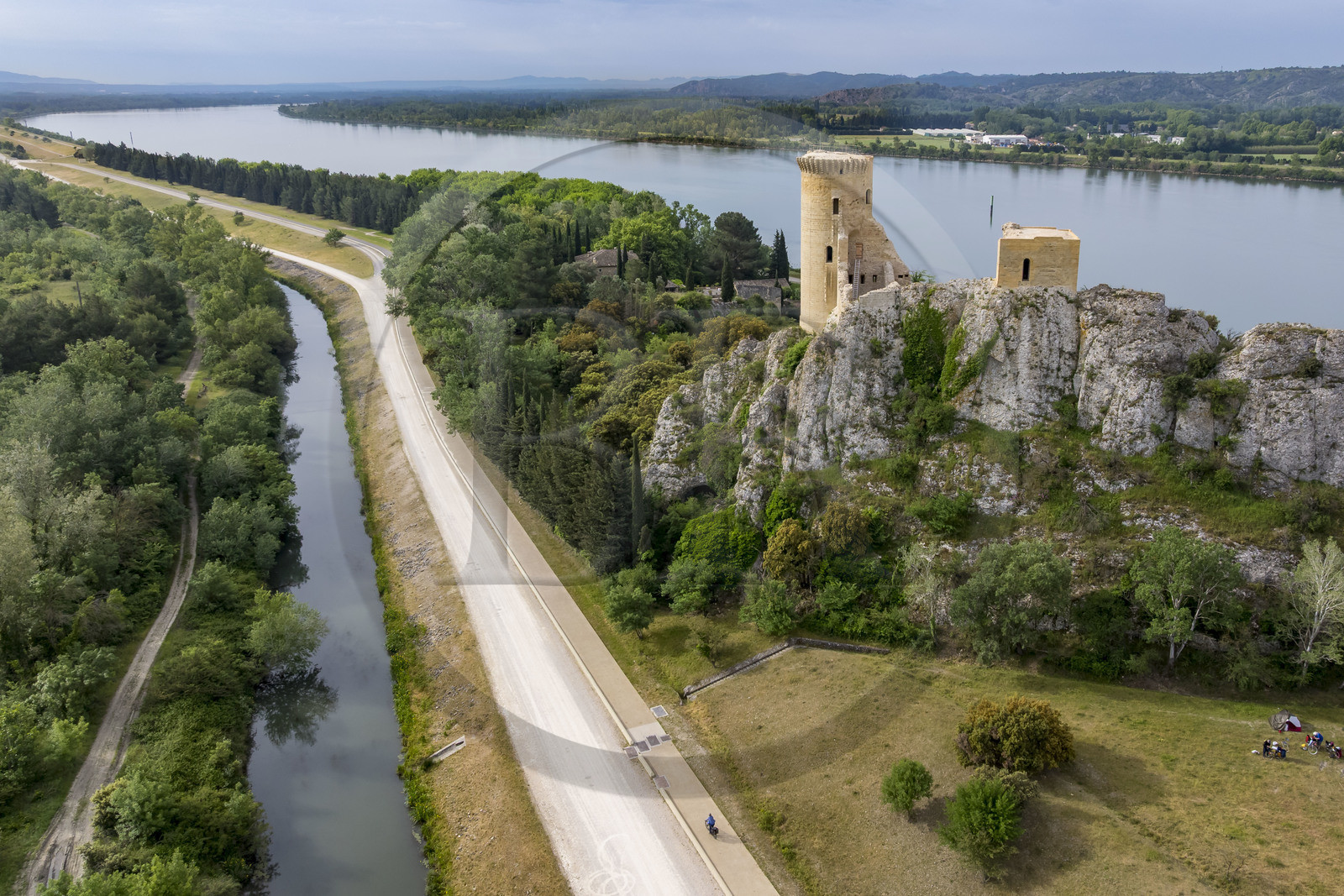 France, Vaucluse (84), Châteauneuf-du-Pape, le chateau de L'Hers (Xe siècle) sur les bords du Rhone domine la véloroute Via Rhona (vue aérienne)