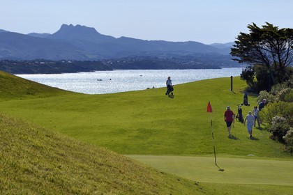 France, Pyrénées-Atlantiques (64), Pays-Basque, Biarritz, golfeurs sur le golf d'Ilbarritz et la Cote basque vers Saint Jean de Luz avec les sommets des Pyrénées Basques en arrière plan