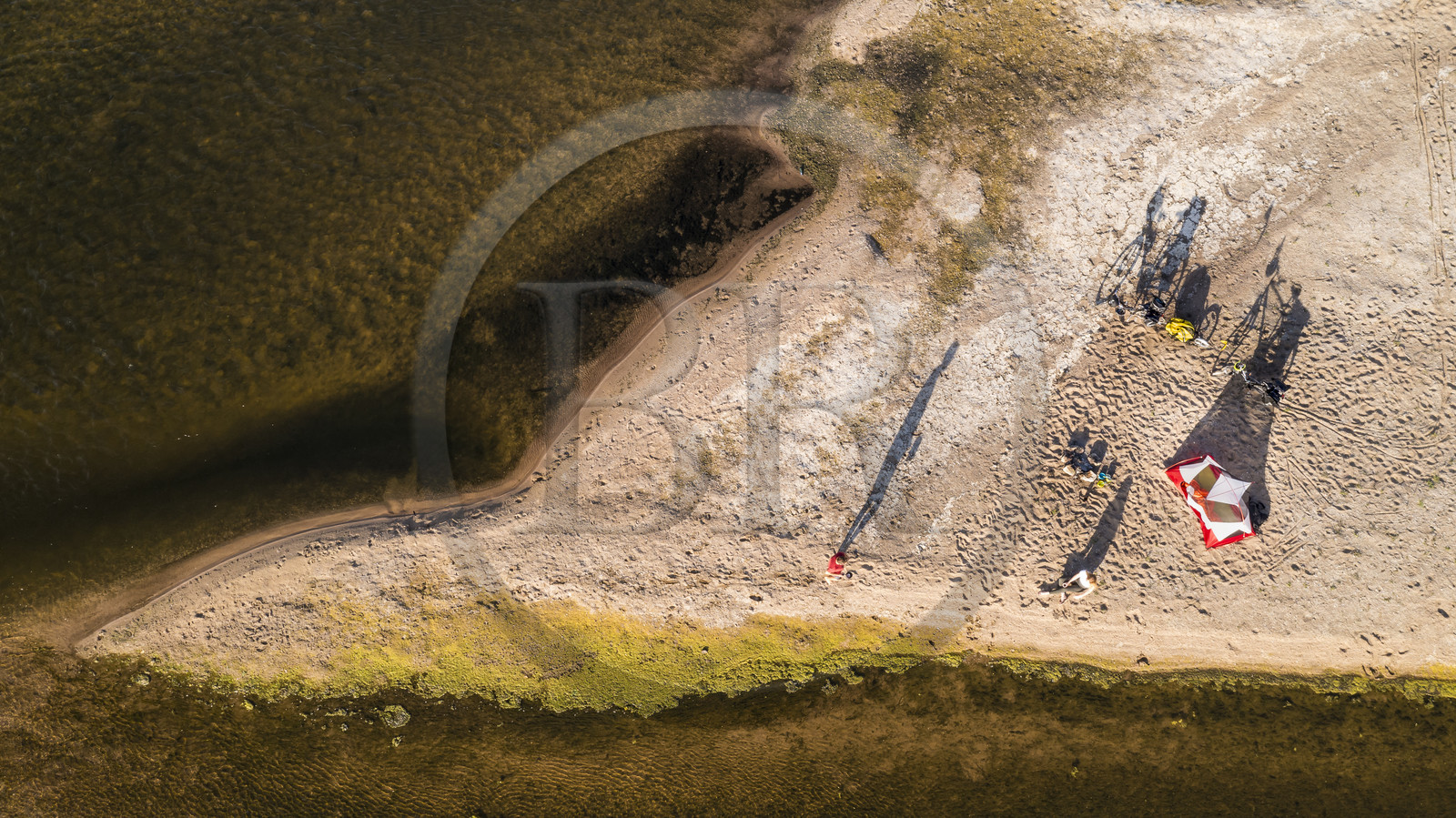 France, Maine-et-Loire (49), vallée de la Loire classée au Patrimoine Mondial par l'UNESCO, randonnée à bicyclette le long des berges de la Loire, campement pour la nuit sur un des bancs de sable formant des îles sur la Loire (vue aérienne)
