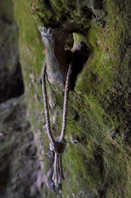 France, Dordogne (24), Périgord Noir, vallée de la Vézère, site préhistorique et grotte ornée classés Patrimoine Mondial de l'UNESCO, Peyzac-le-Moustier, falaise de La Roque-Saint-Christophe, site troglotytique datant de la Préhistoire, anneau à cheval cresé dans l'abris sous roche